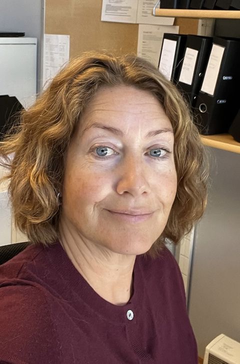 En person med rosa skjorte