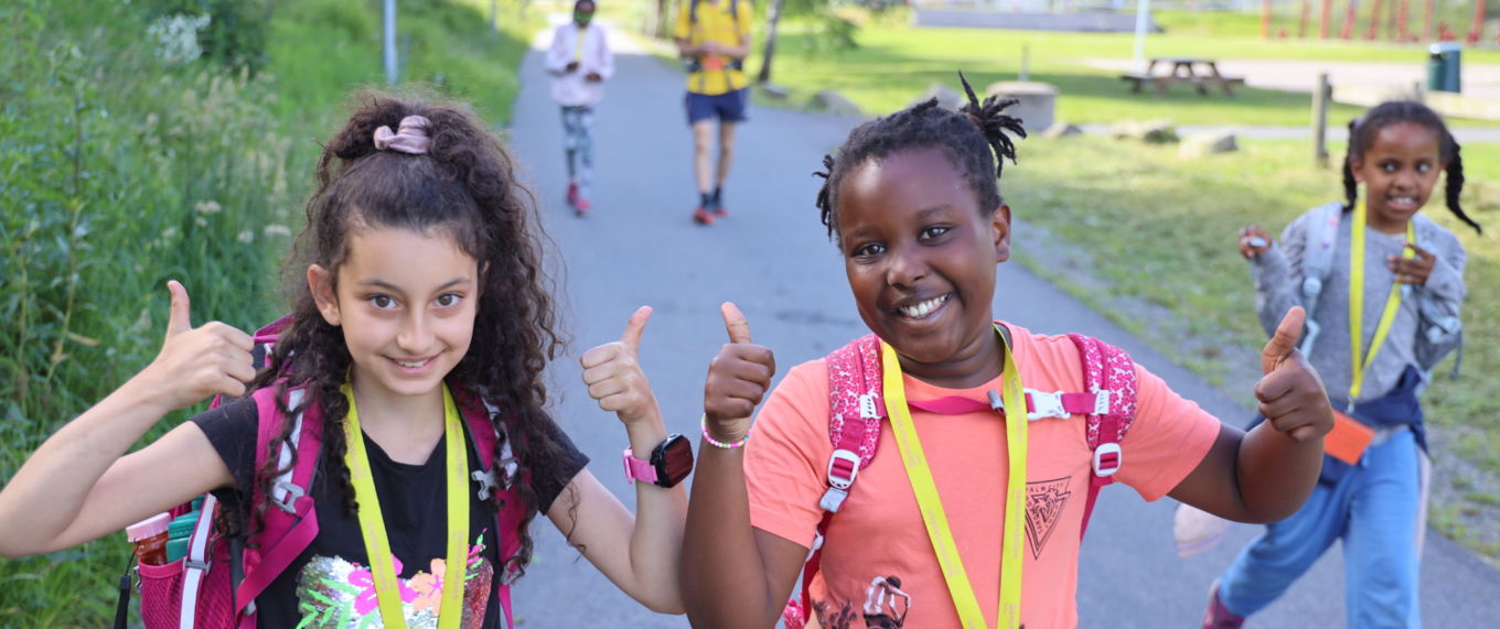 En gruppe barn som poserer for et bilde