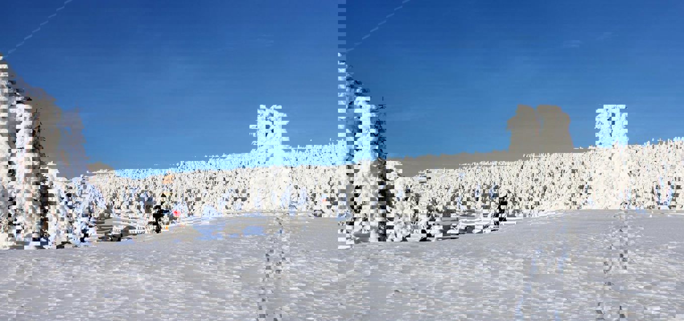 En gruppe mennesker på ski ned et snødekt fjell En gruppe mennesker på ski ned et snødekt fjell