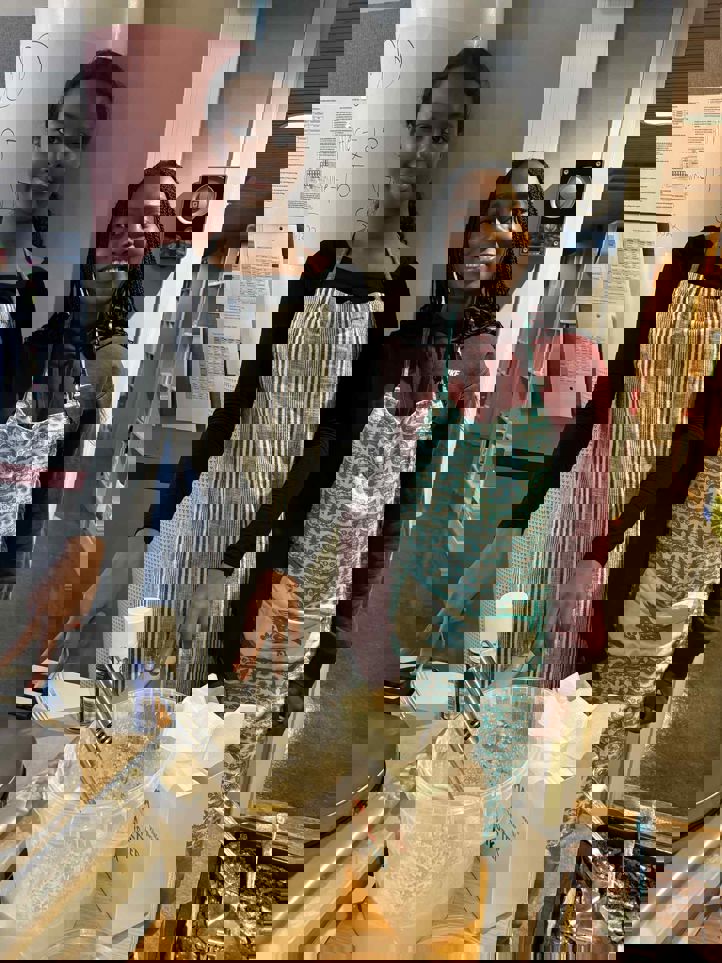 et par personr som smiler et par personr som smiler