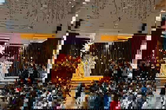 en gruppe mennesker i et rom