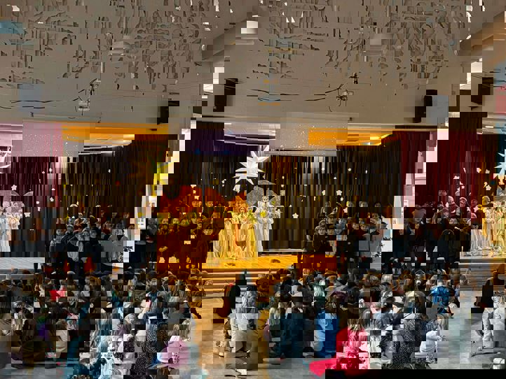 en gruppe mennesker i et rom