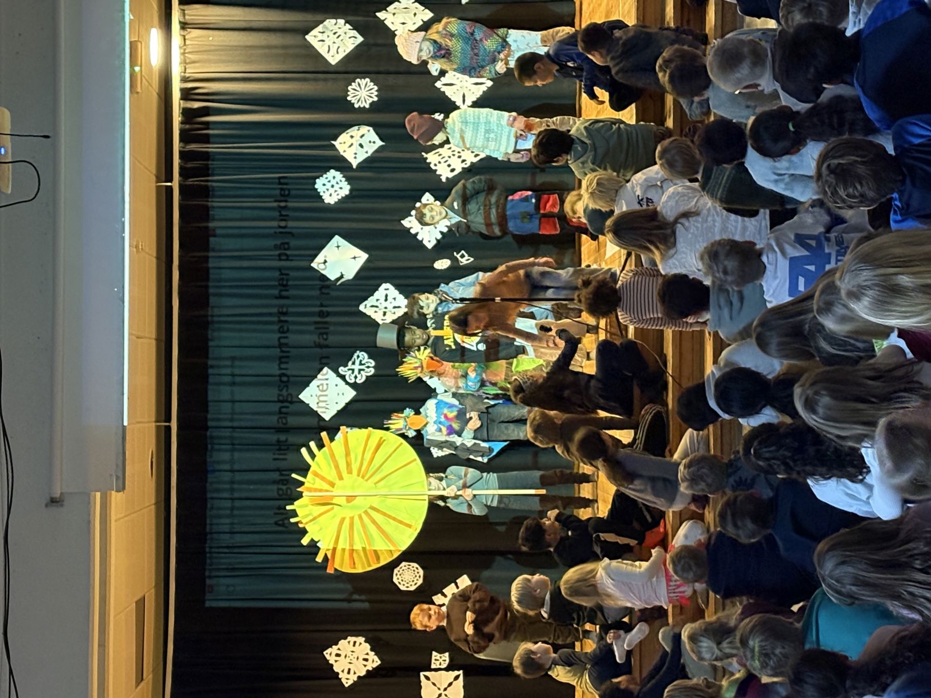 En gruppe mennesker på scenen