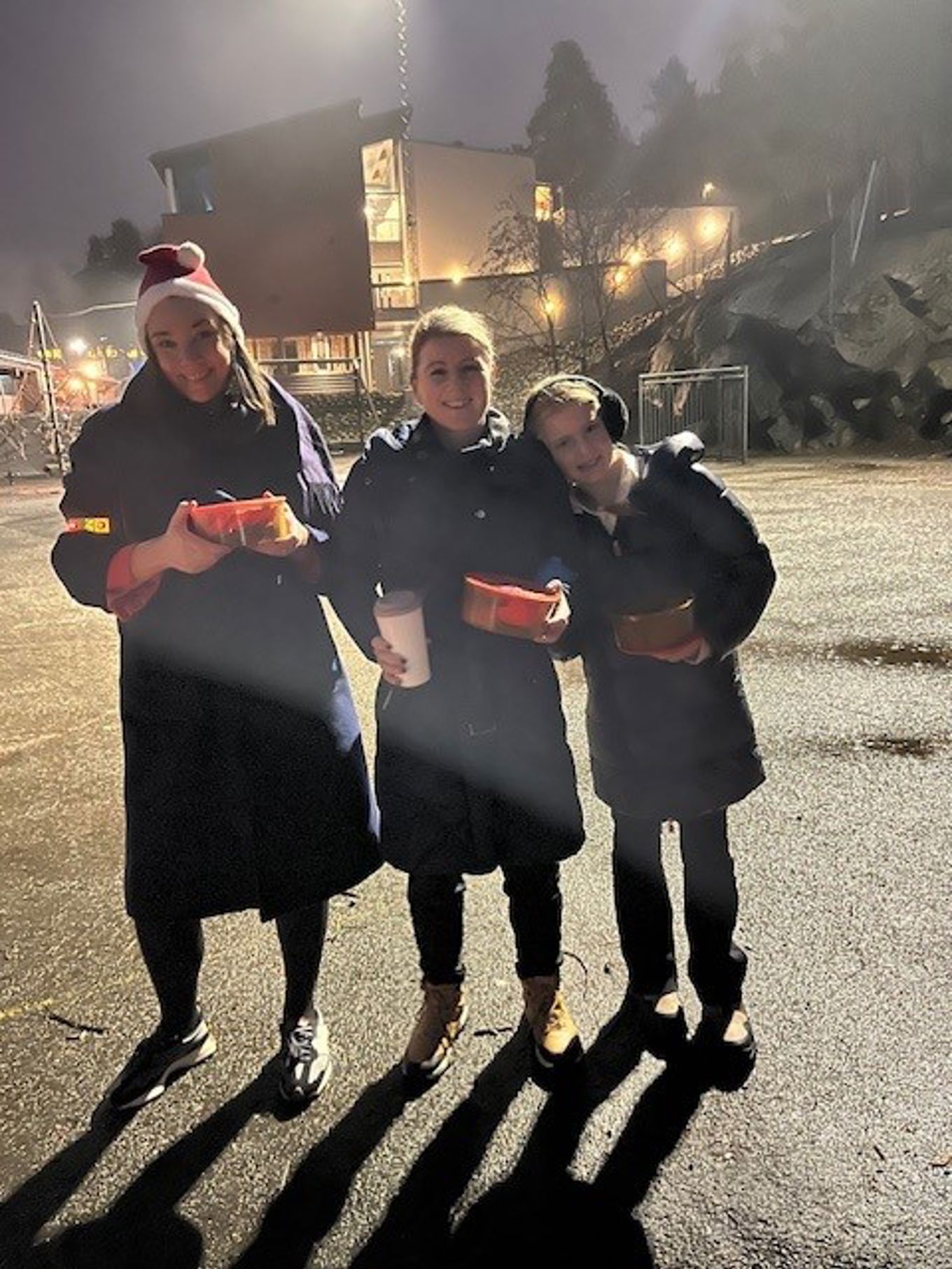 En gruppe mennesker i plagg En gruppe mennesker i plagg