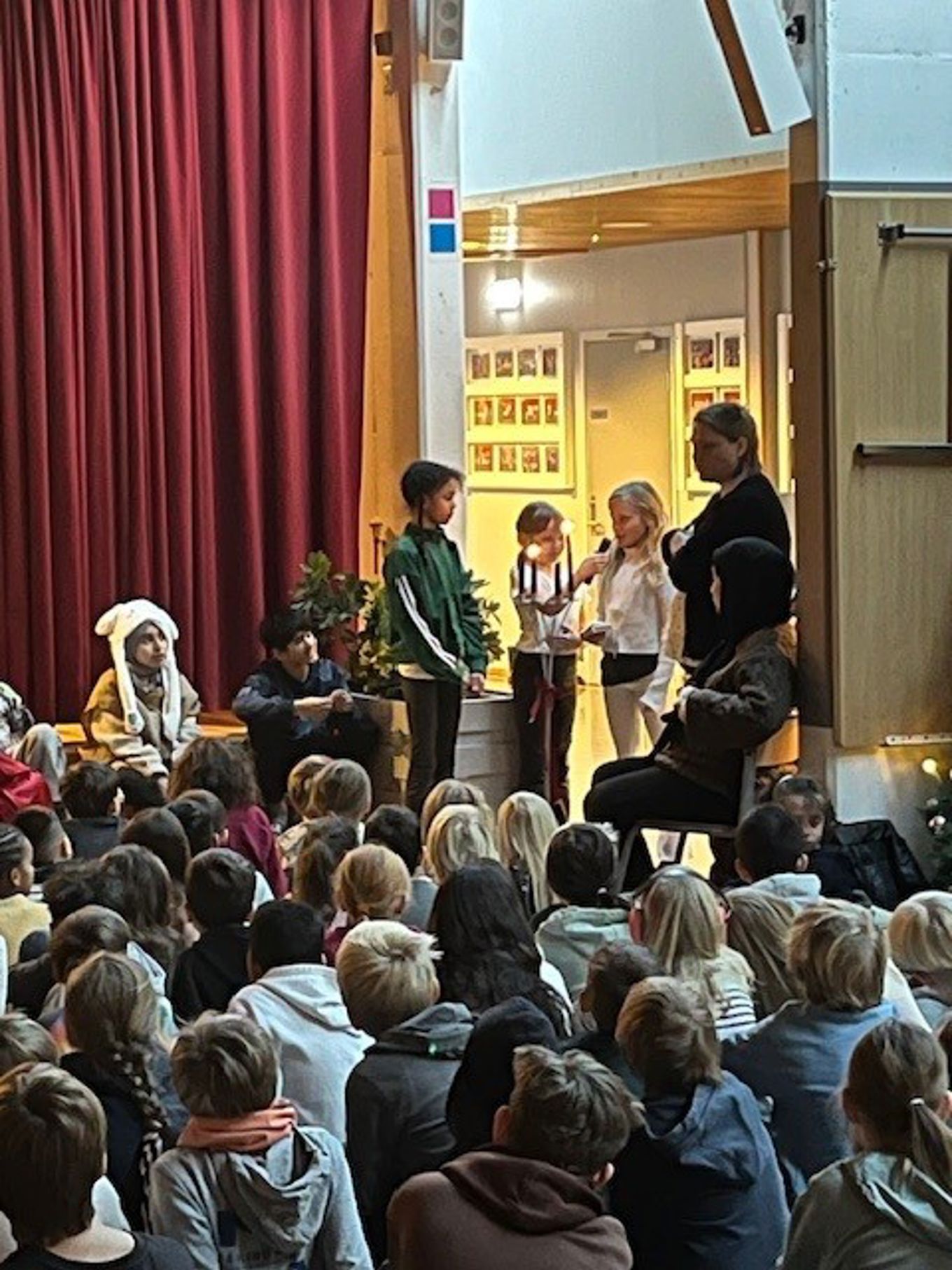 en gruppe mennesker som opptrer på scenen