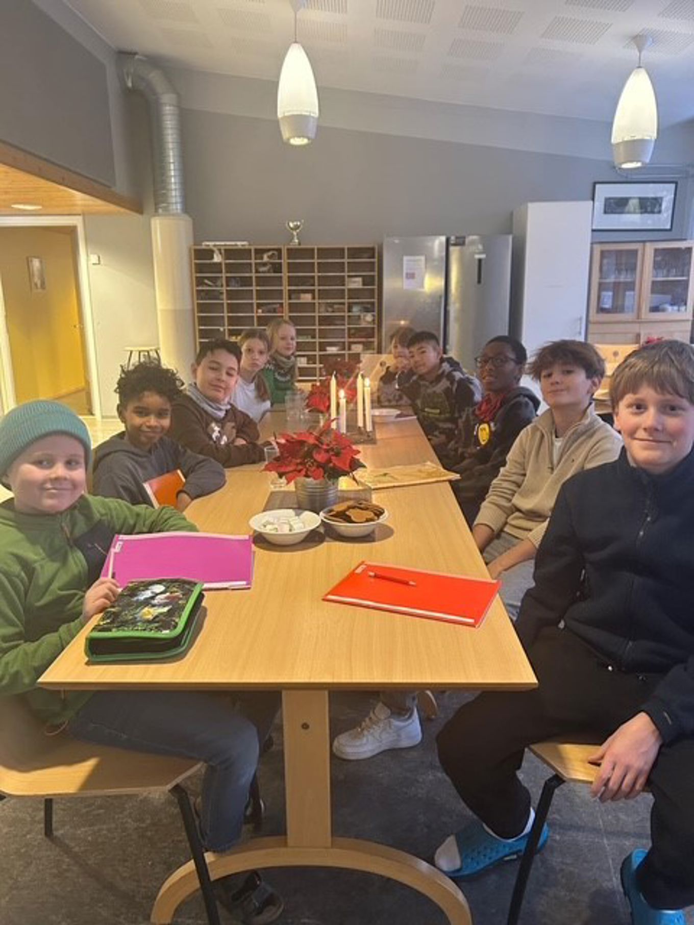 en gruppe mennesker som sitter ved et bord en gruppe mennesker som sitter ved et bord