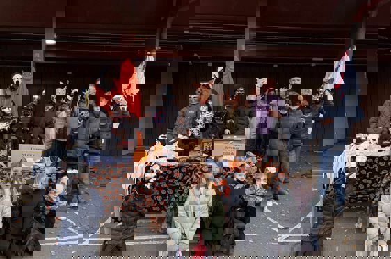 En gruppe mennesker i klær