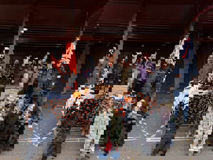 En gruppe mennesker i klær