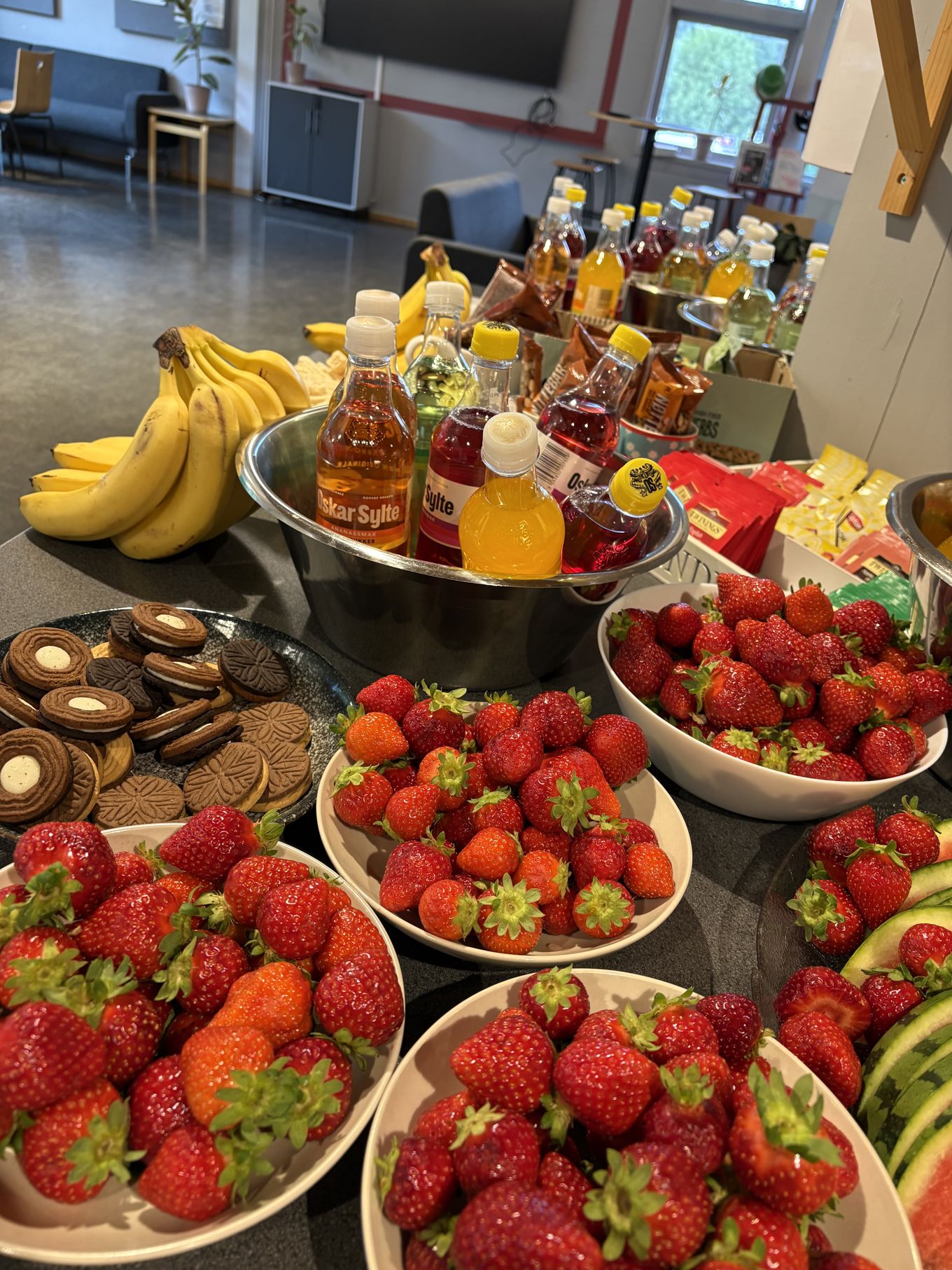 Et bord fullt av frukt Et bord fullt av frukt