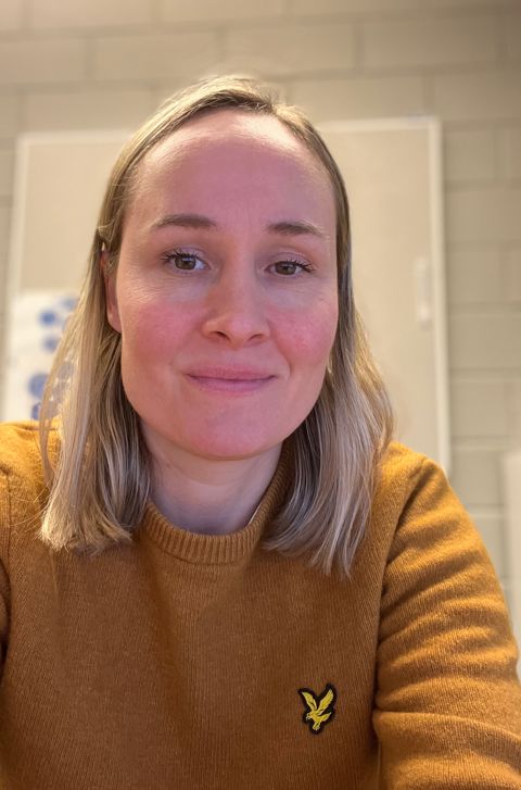 en person som smiler til kameraet