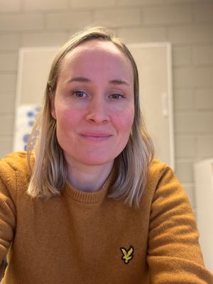 en person som smiler til kameraet