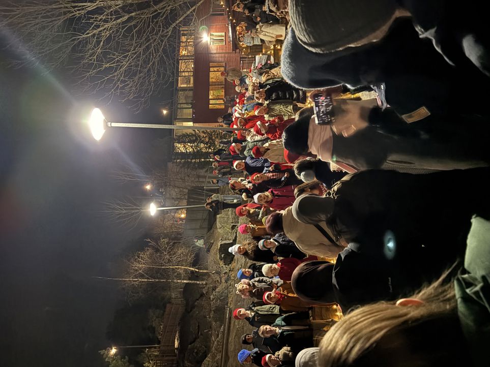 En folkemengde utenfor