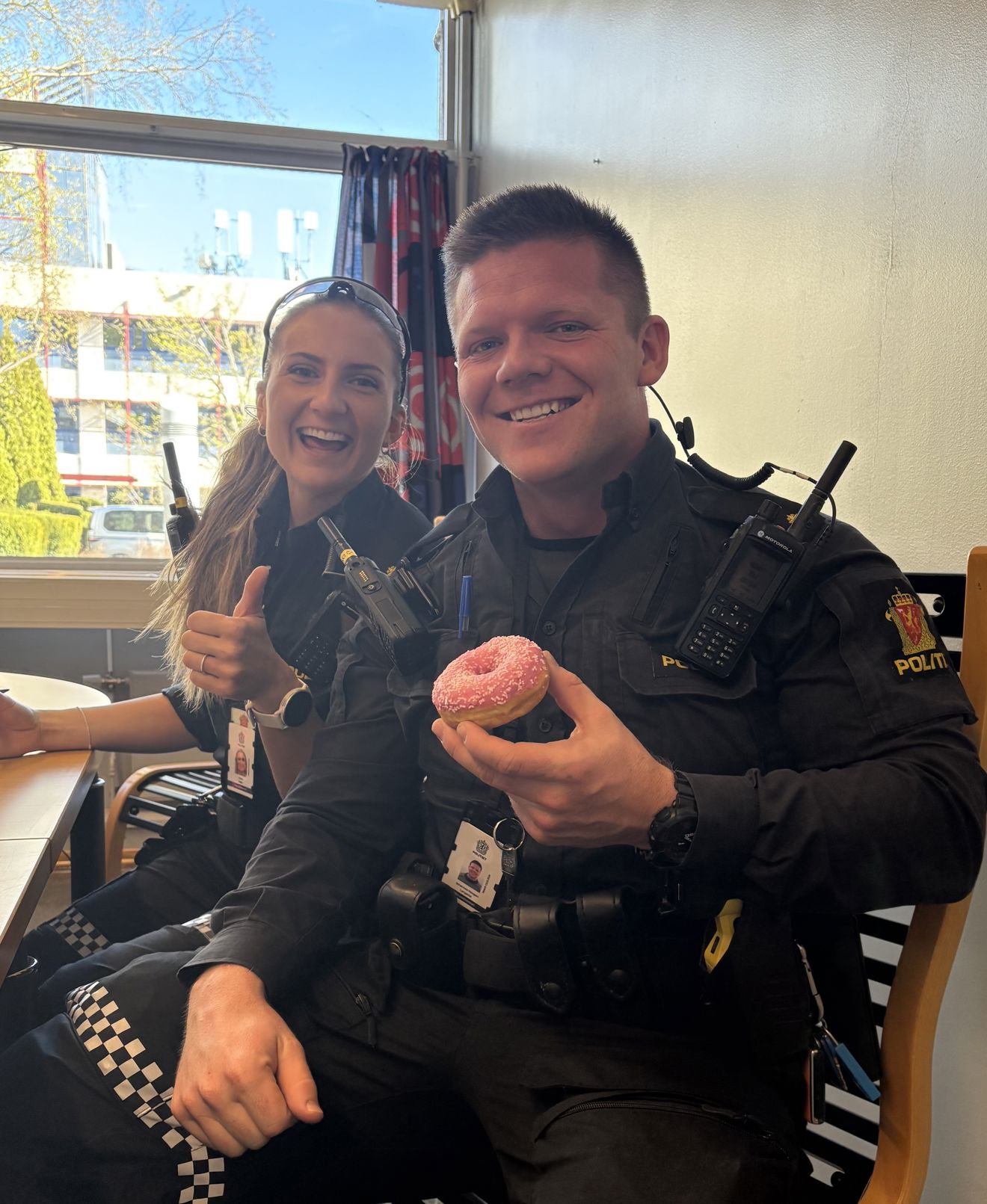 En person og en person som poserer for et bilde