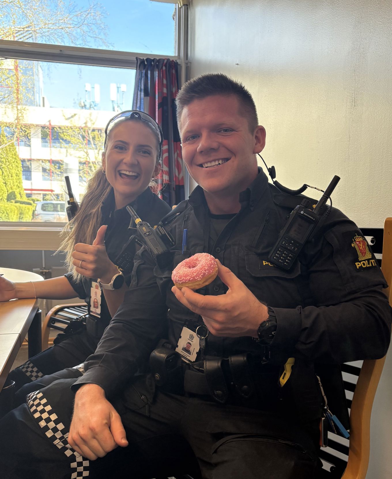 En person og en person som poserer for et bilde