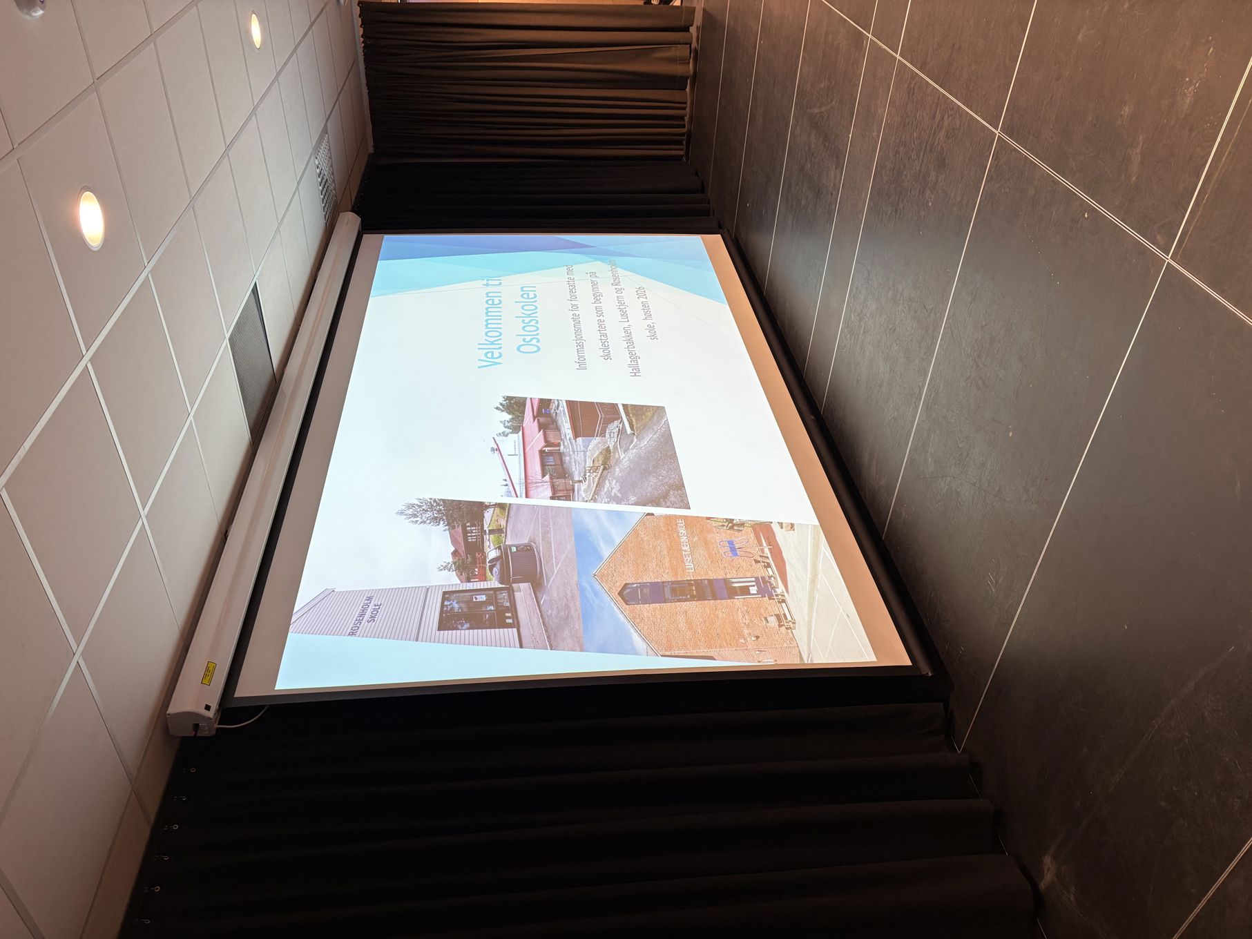 en skjerm på en vegg