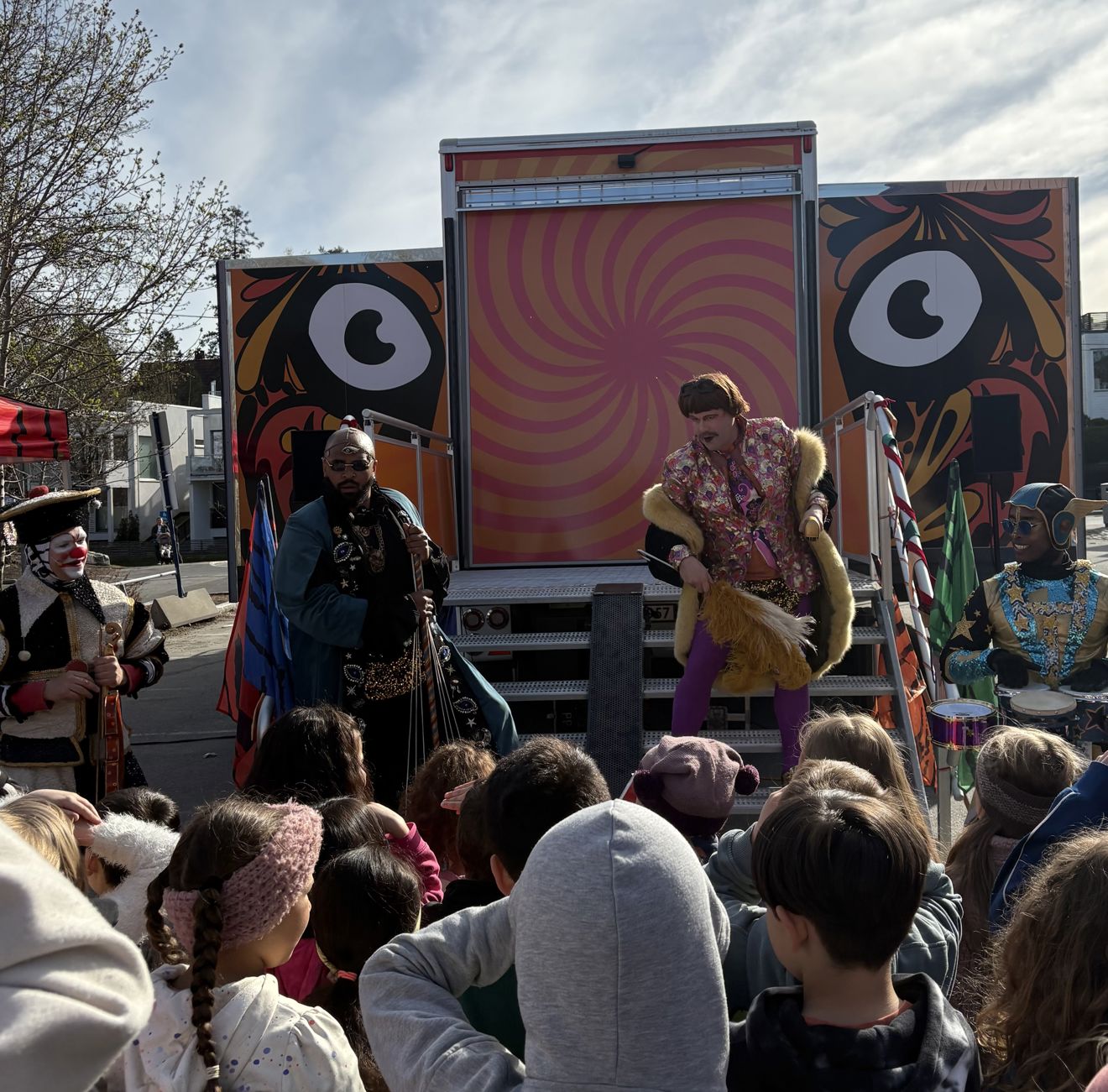 En gruppe mennesker som ser på en forestilling