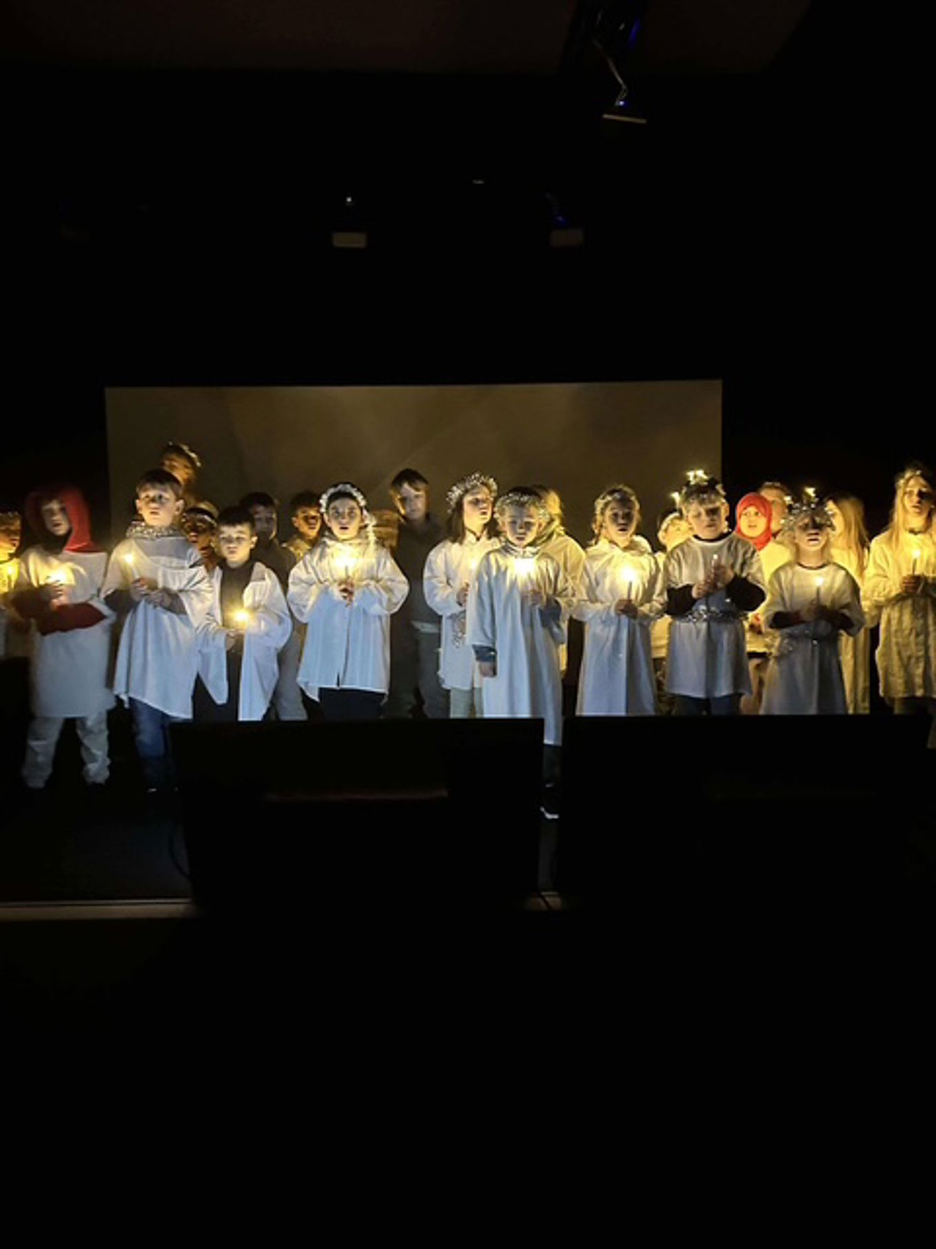 En gruppe mennesker i hvite kapper En gruppe mennesker i hvite kapper