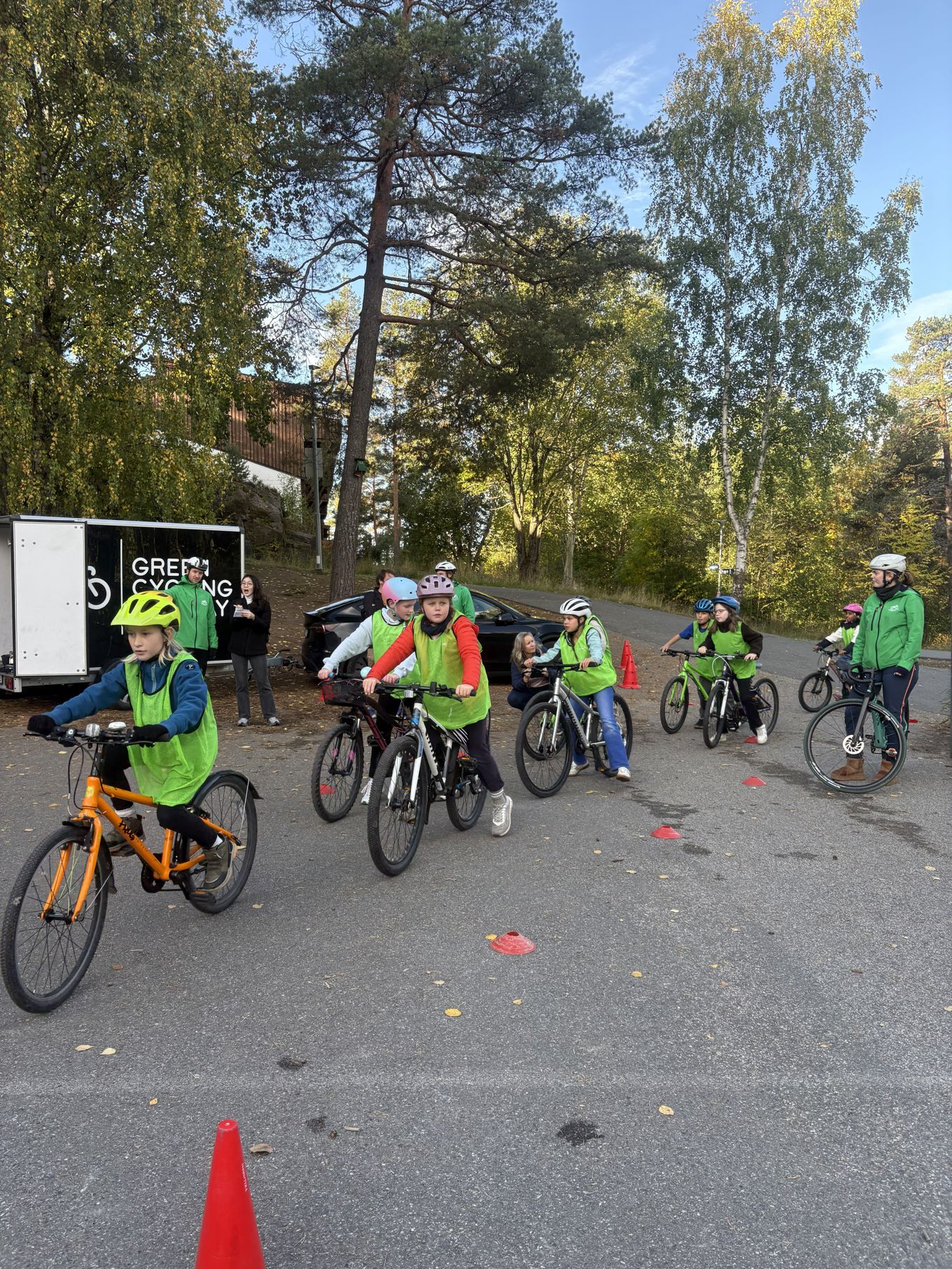 En gruppe mennesker på sykler