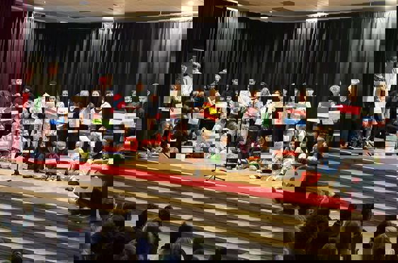 en gruppe mennesker på en scene