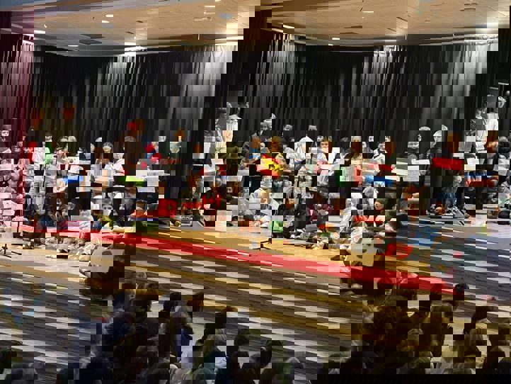 en gruppe mennesker på en scene