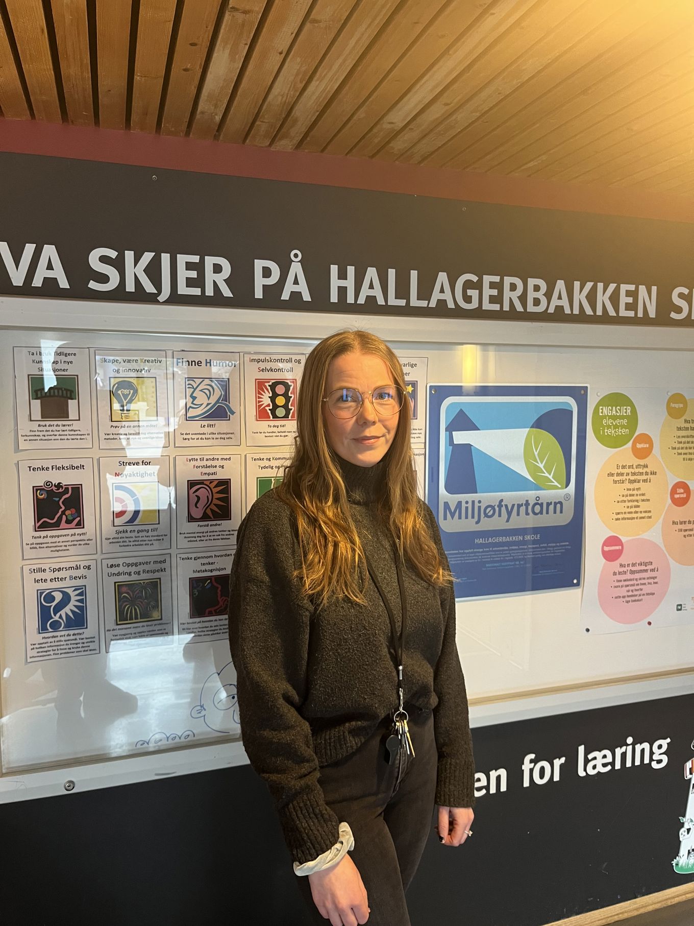 en person som står foran et skilt