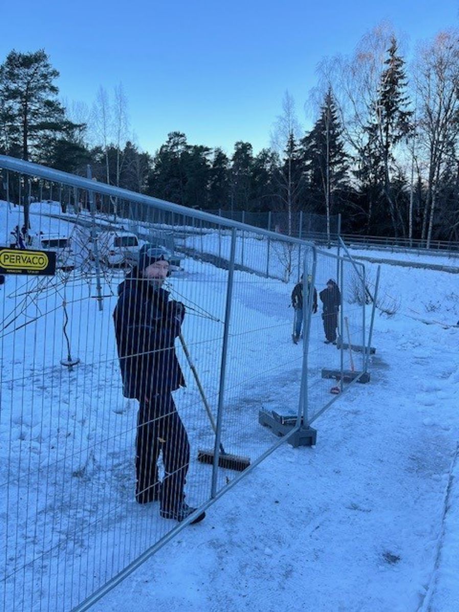 en person som står i en skiheis