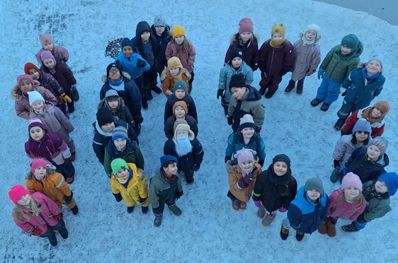 en gruppe mennesker som poserer for et bilde