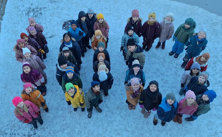 en gruppe mennesker som poserer for et bilde