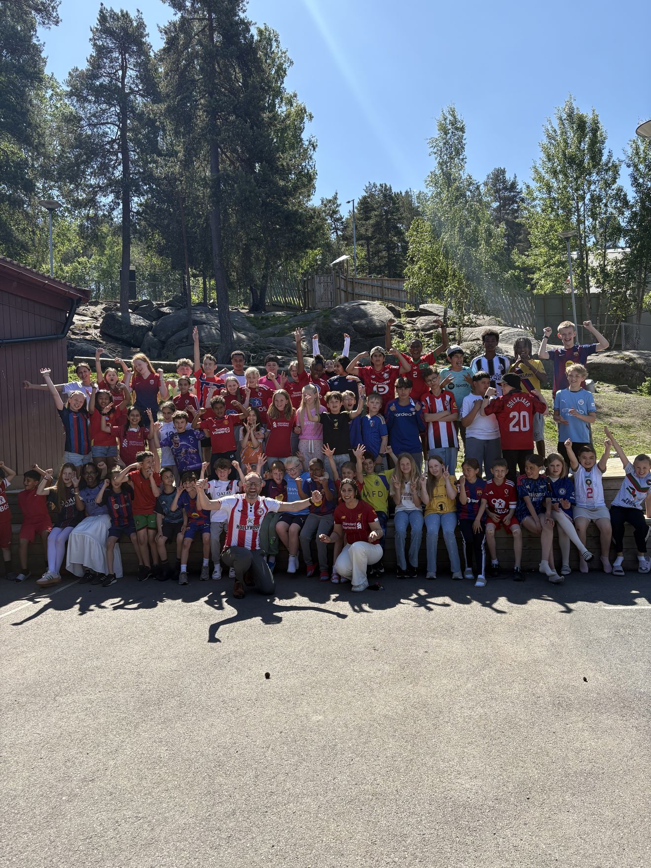 en gruppe sko på fortauet