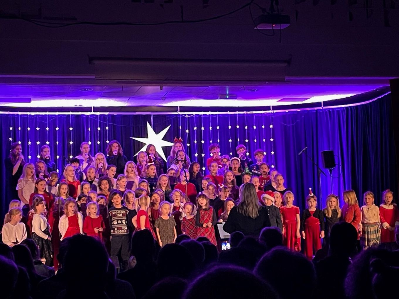 en gruppe mennesker på en scene en gruppe mennesker på en scene