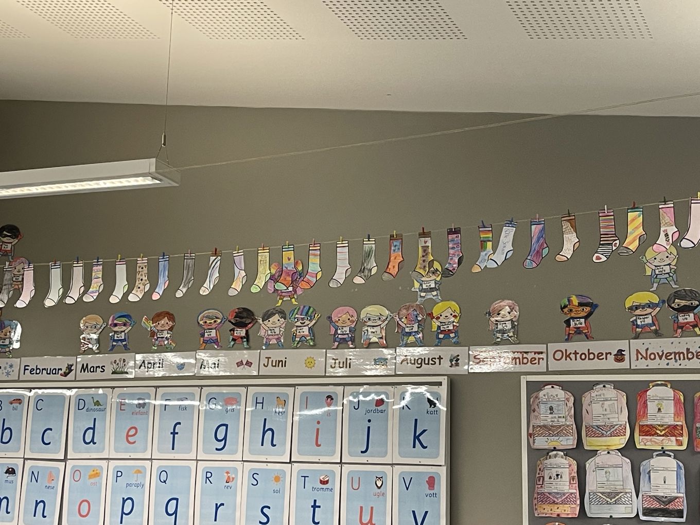 En butikk med en vegg av flagg