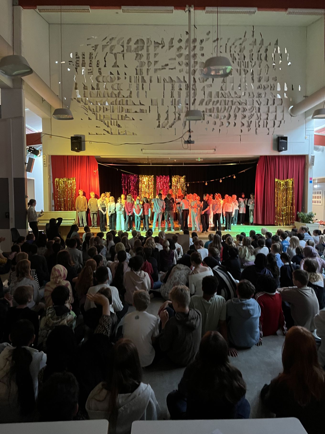 En gruppe mennesker på scenen En gruppe mennesker på scenen