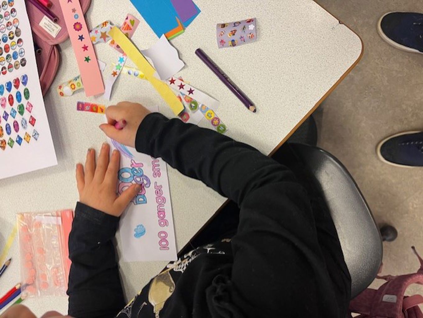 et barn som sitter ved et skrivebord et barn som sitter ved et skrivebord