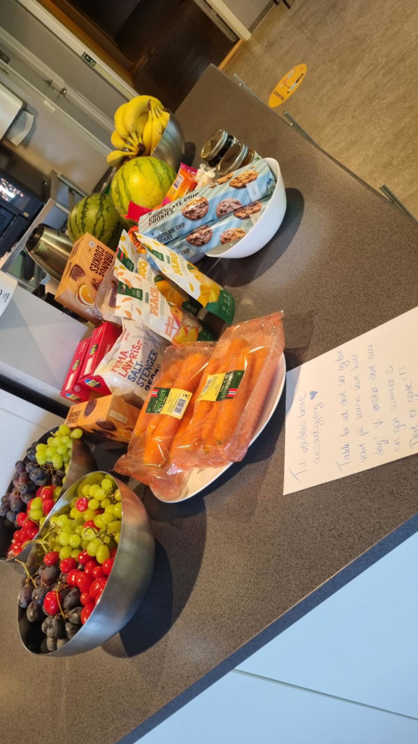 et bord med mat på