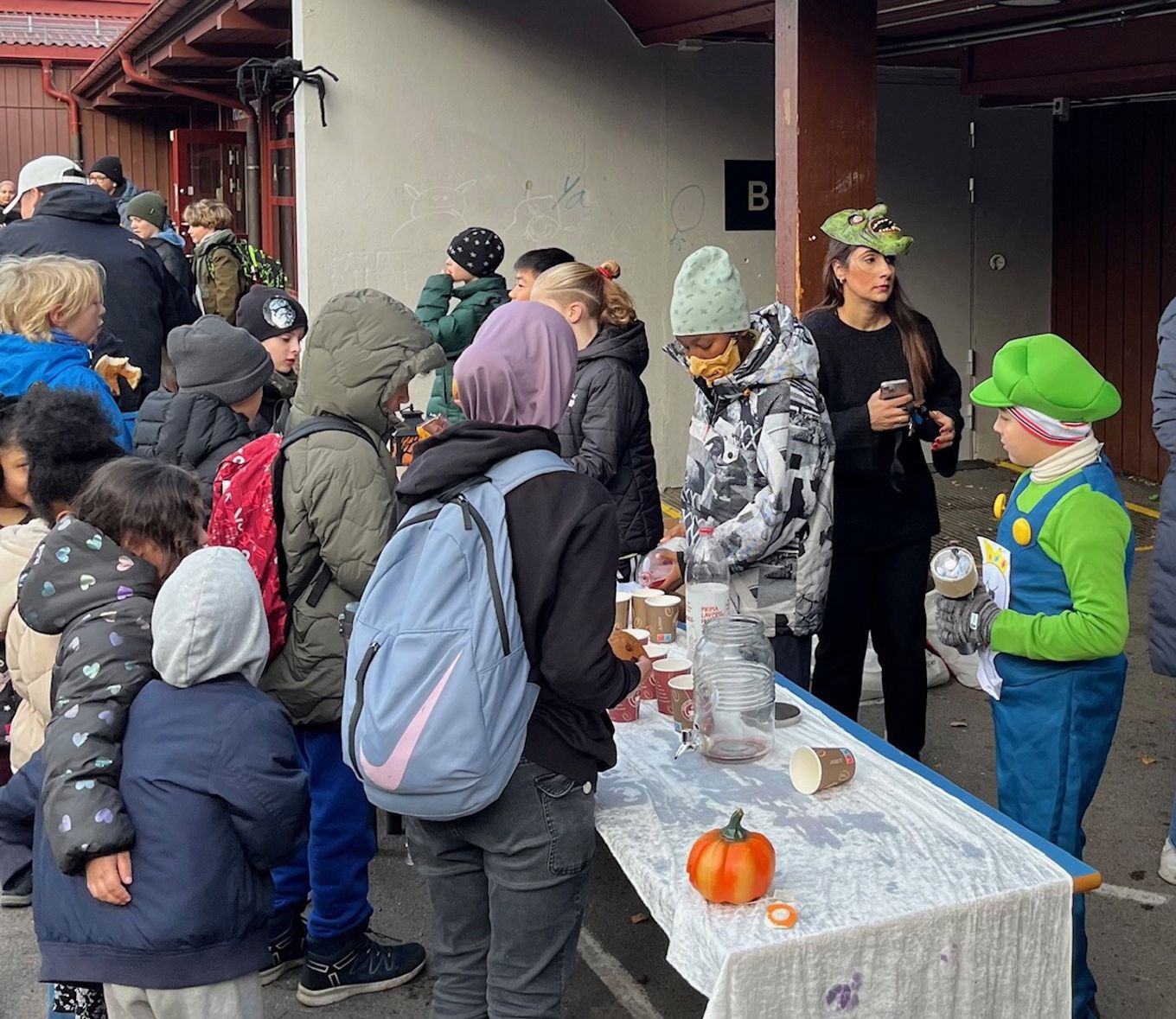 en gruppe mennesker som står rundt et bord med en person i militæruniform
