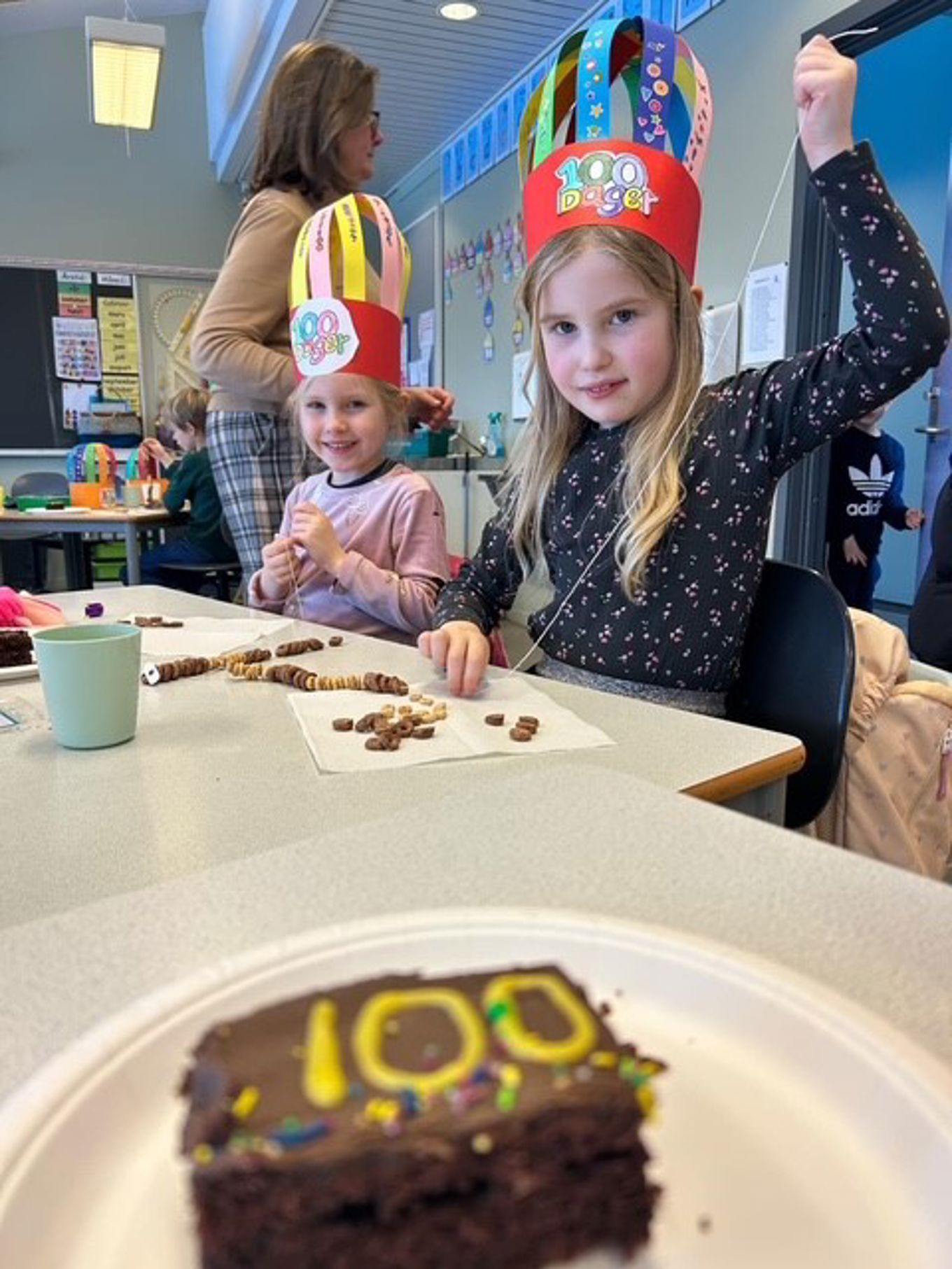 En gruppe barn iført festhatter En gruppe barn iført festhatter