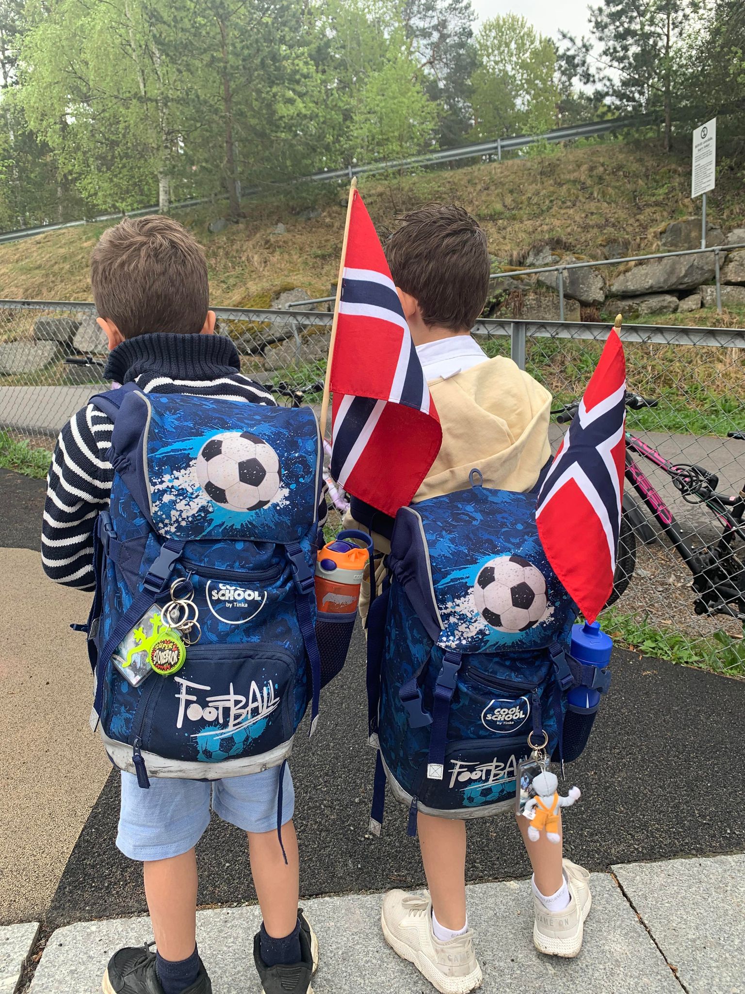 1.klassinger med flagg på sekken