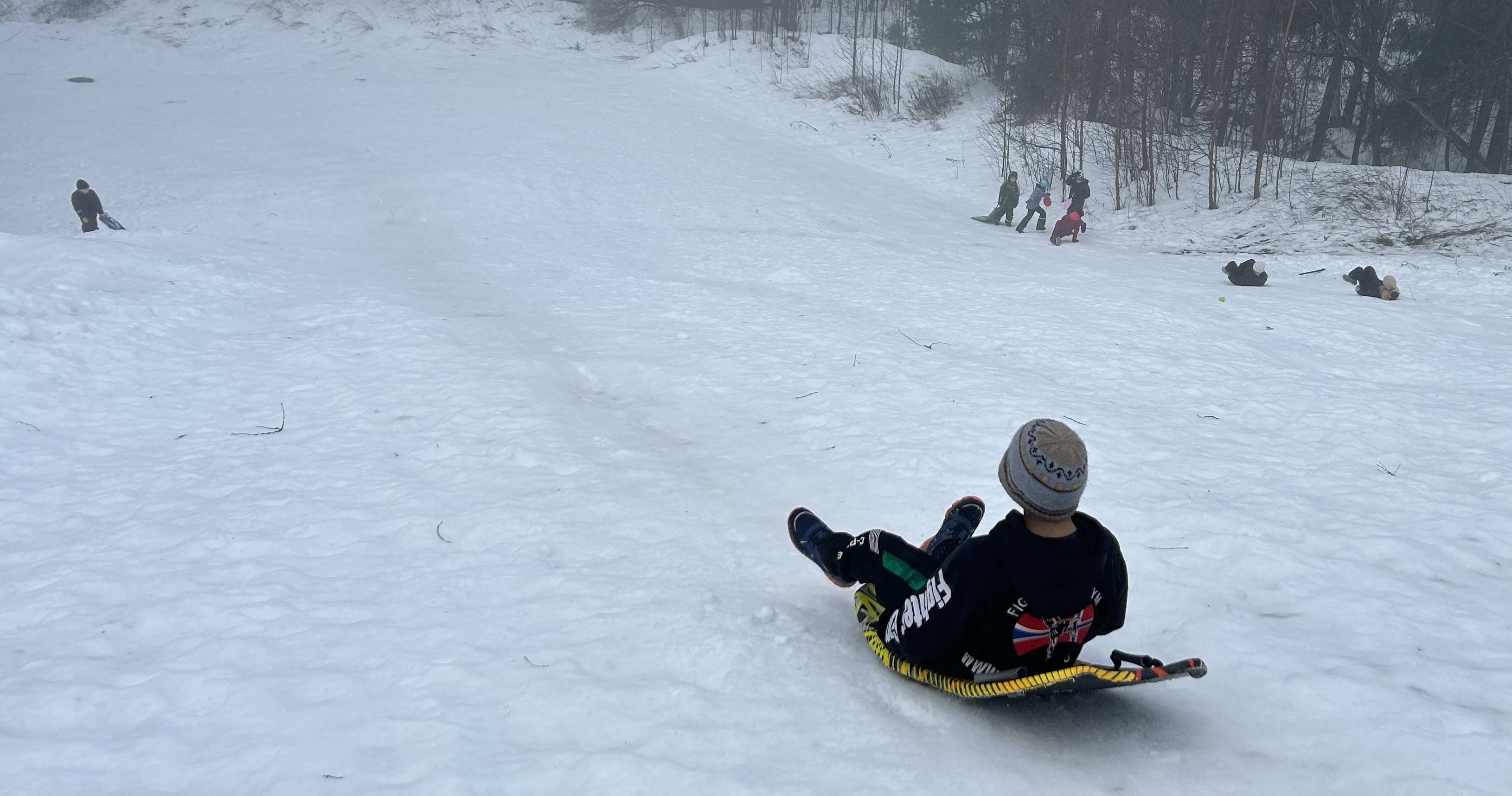 en person på en slede i snøen