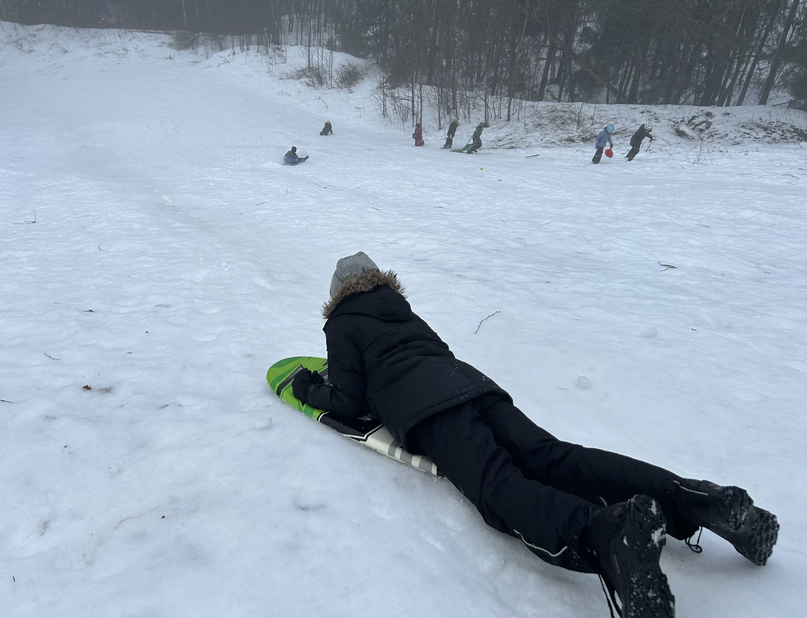 en person som ligger på et snowboard