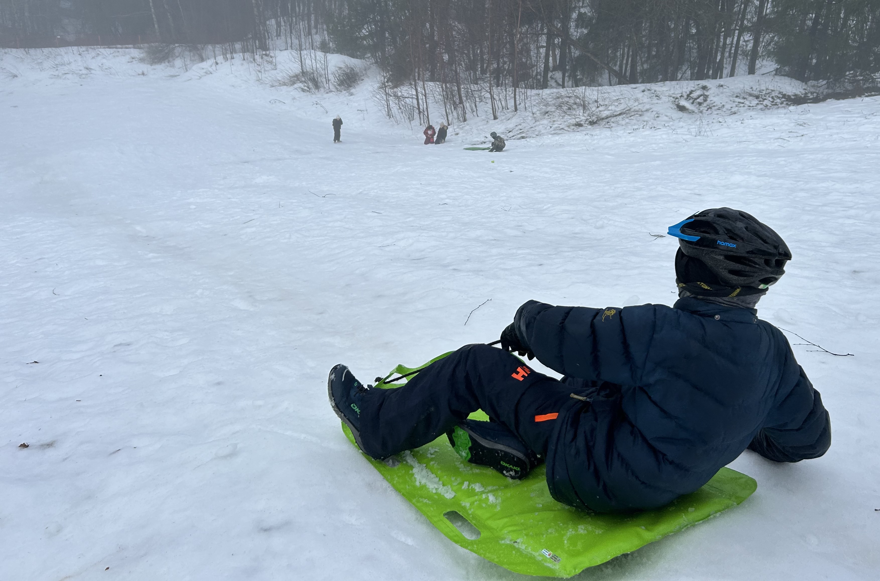 en person som ligger på et snowboard