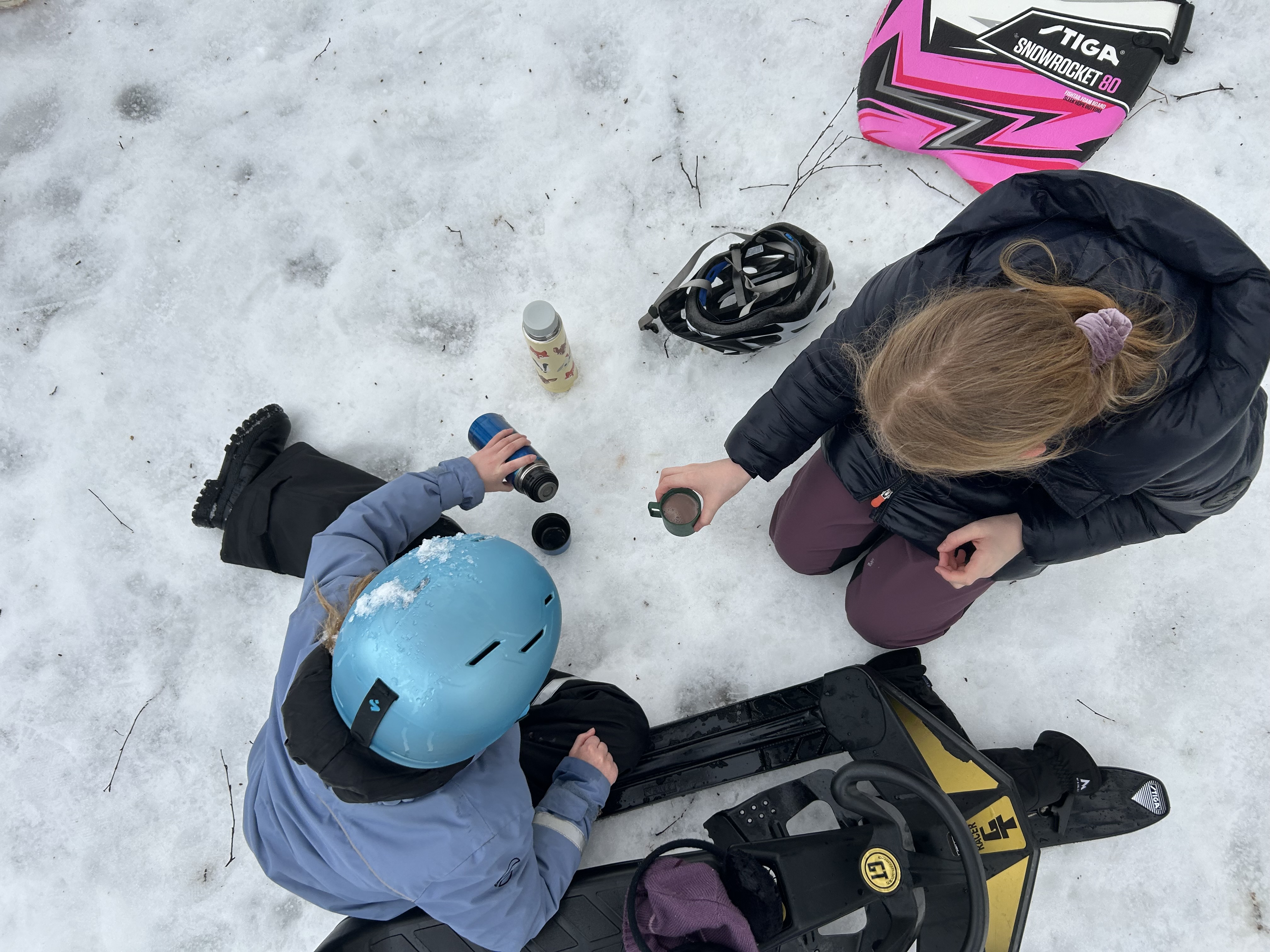 et par personer i snøen