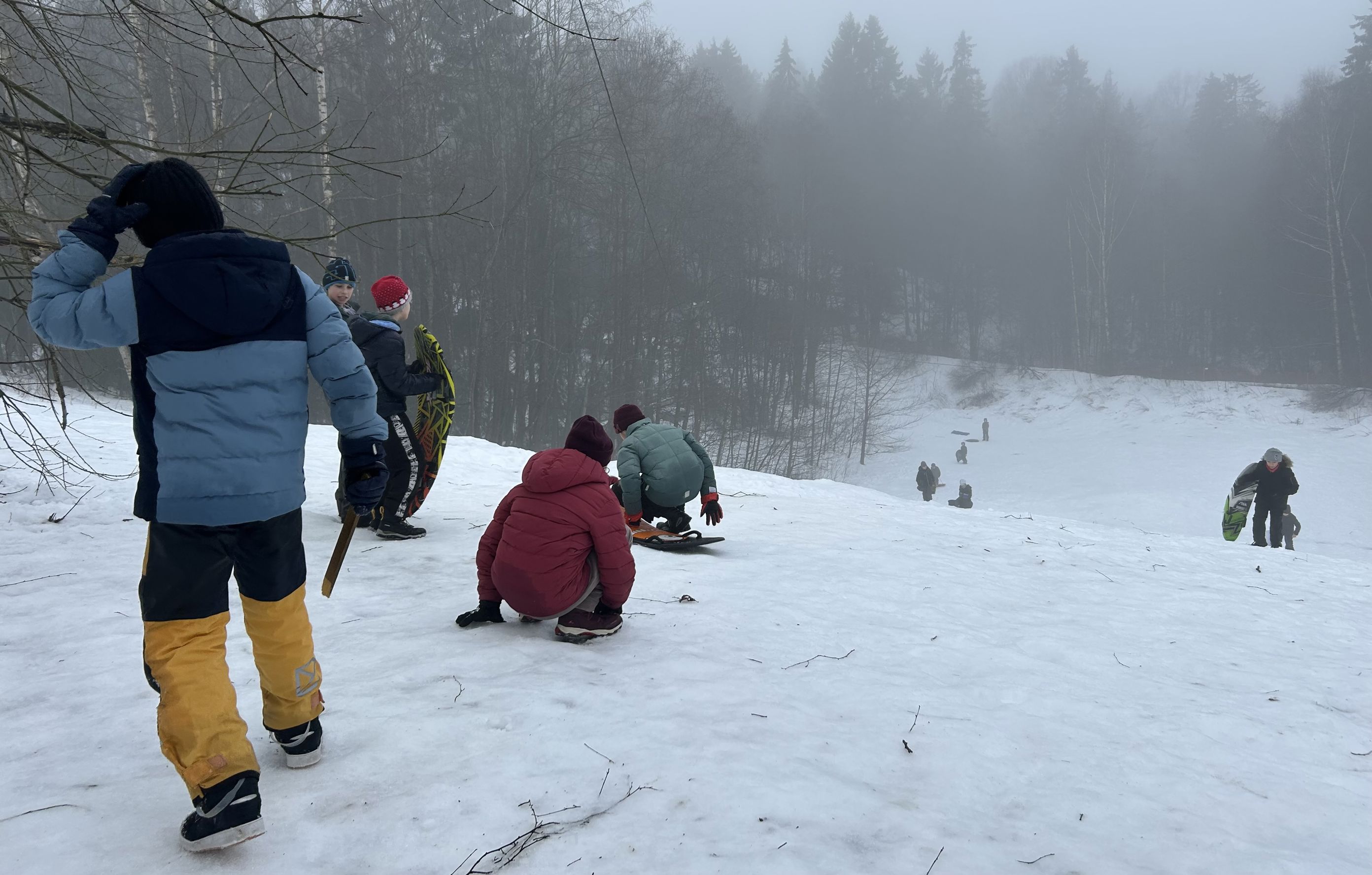 En gruppe mennesker som går på ski på snøen