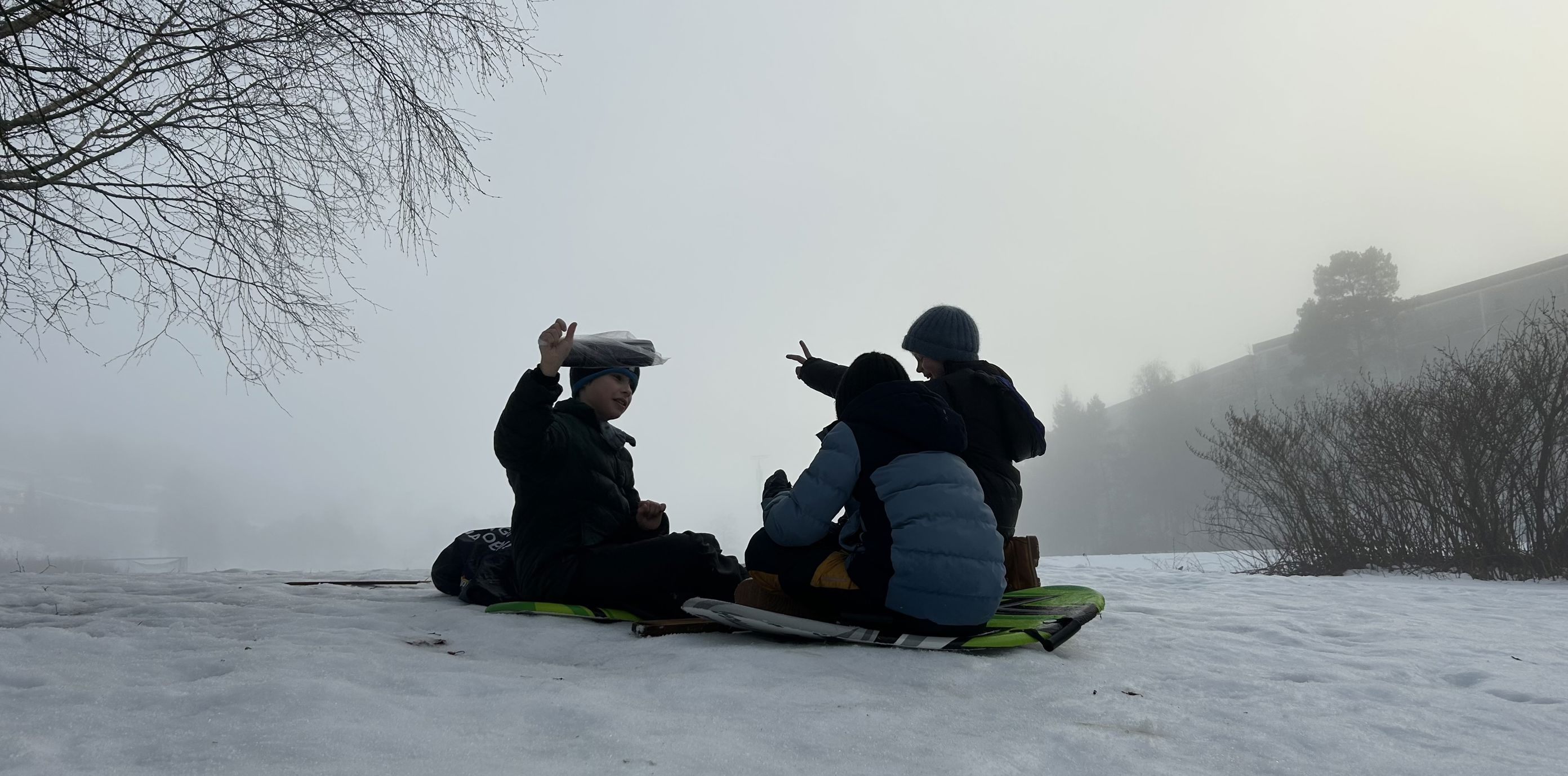 en gruppe mennesker som sitter i snøen