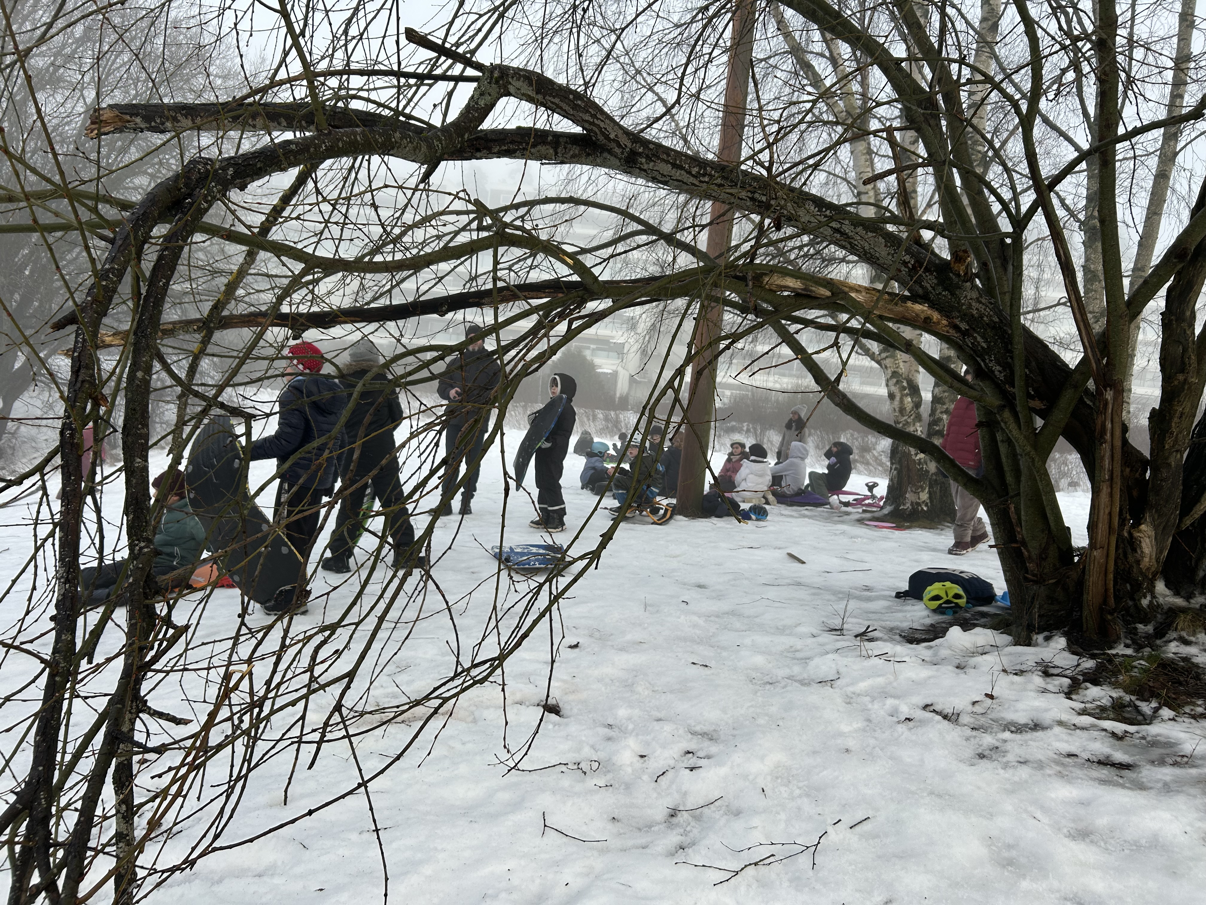 En gruppe mennesker som sitter i et snødekt område