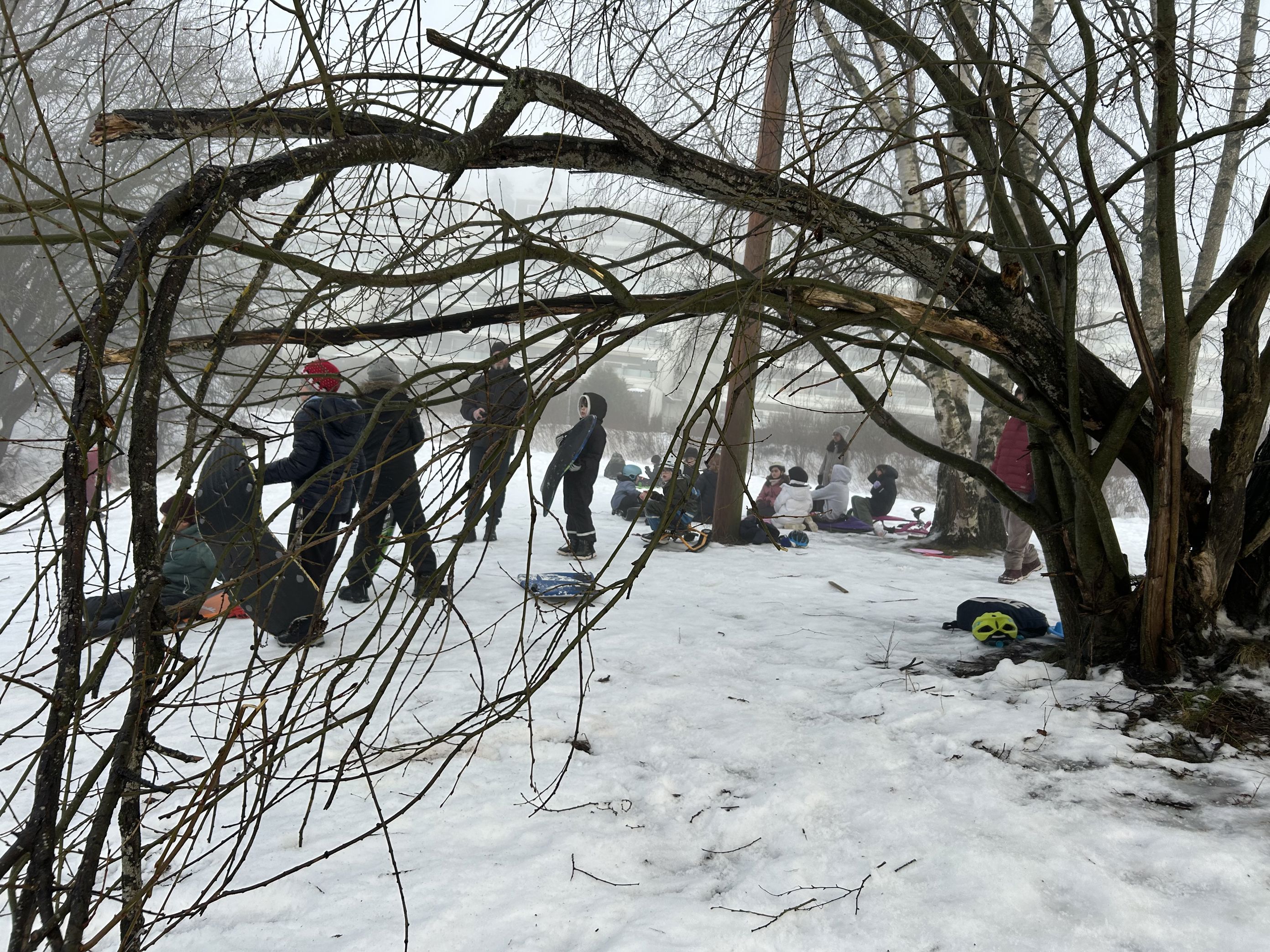 En gruppe mennesker som sitter i et snødekt område