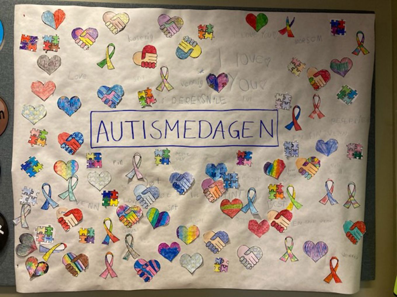 et hvitt ark med fargerik skrift på et hvitt ark med fargerik skrift på