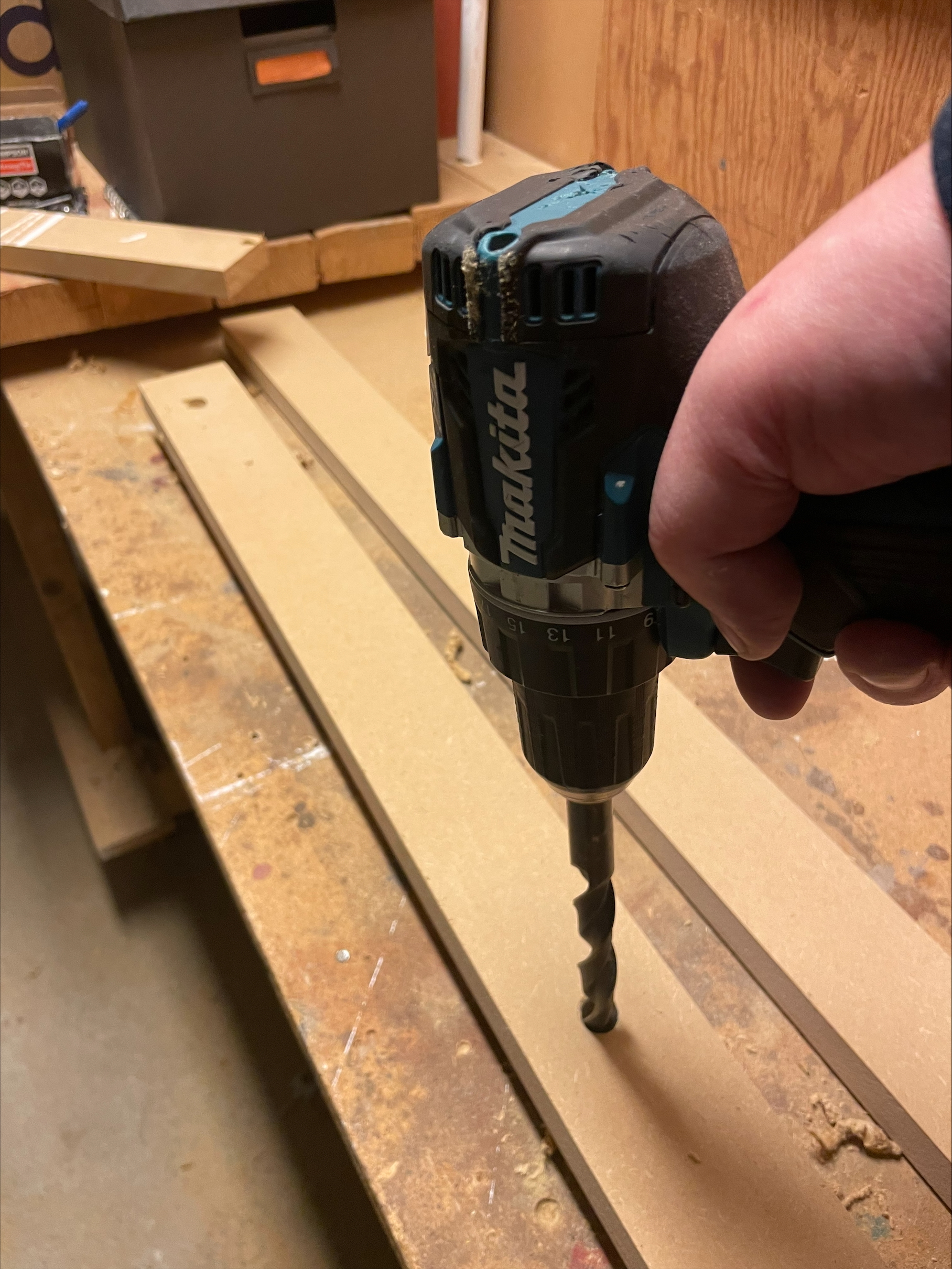 en hånd som holder en svart gjenstand