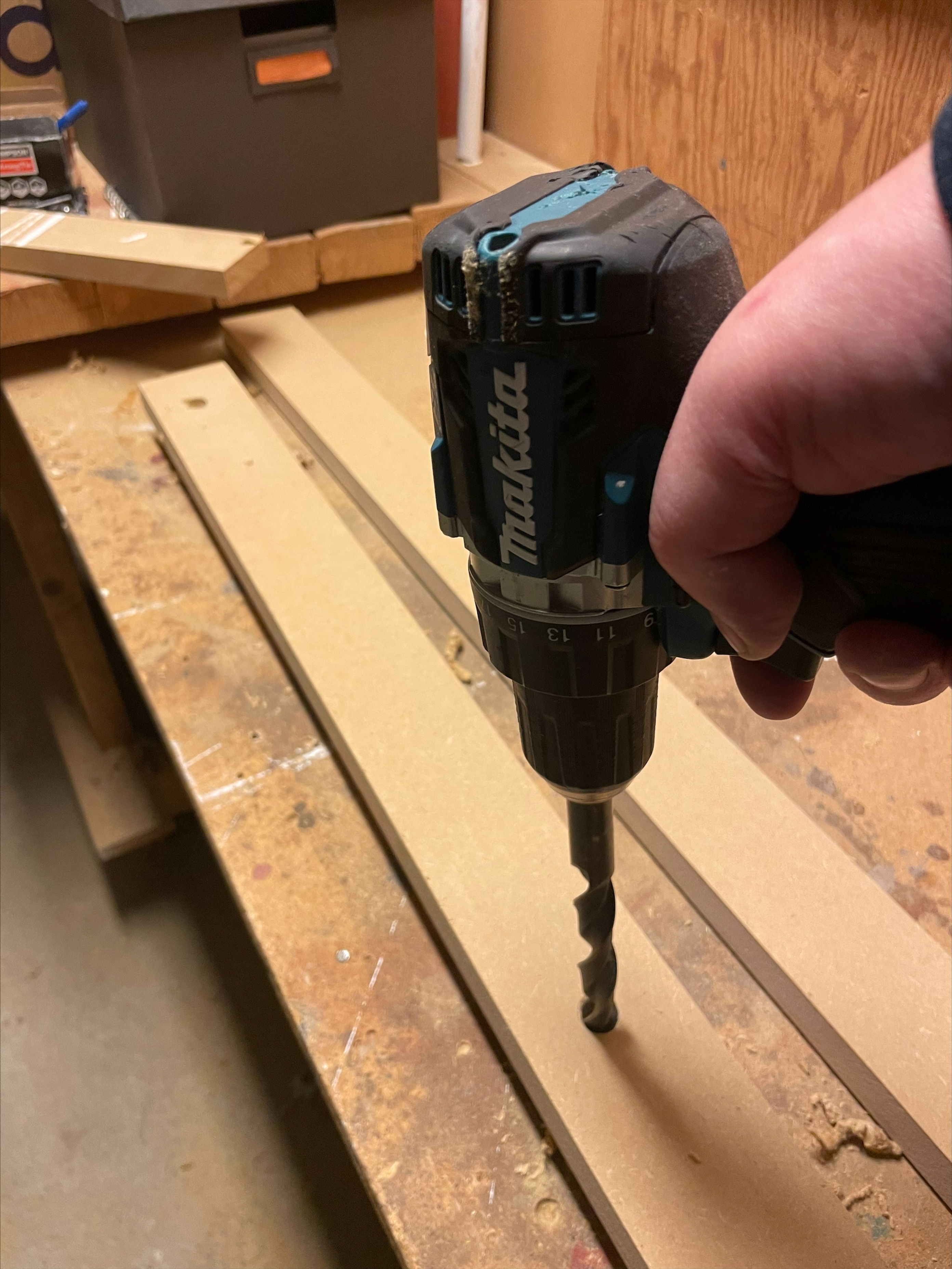 en hånd som holder en svart gjenstand