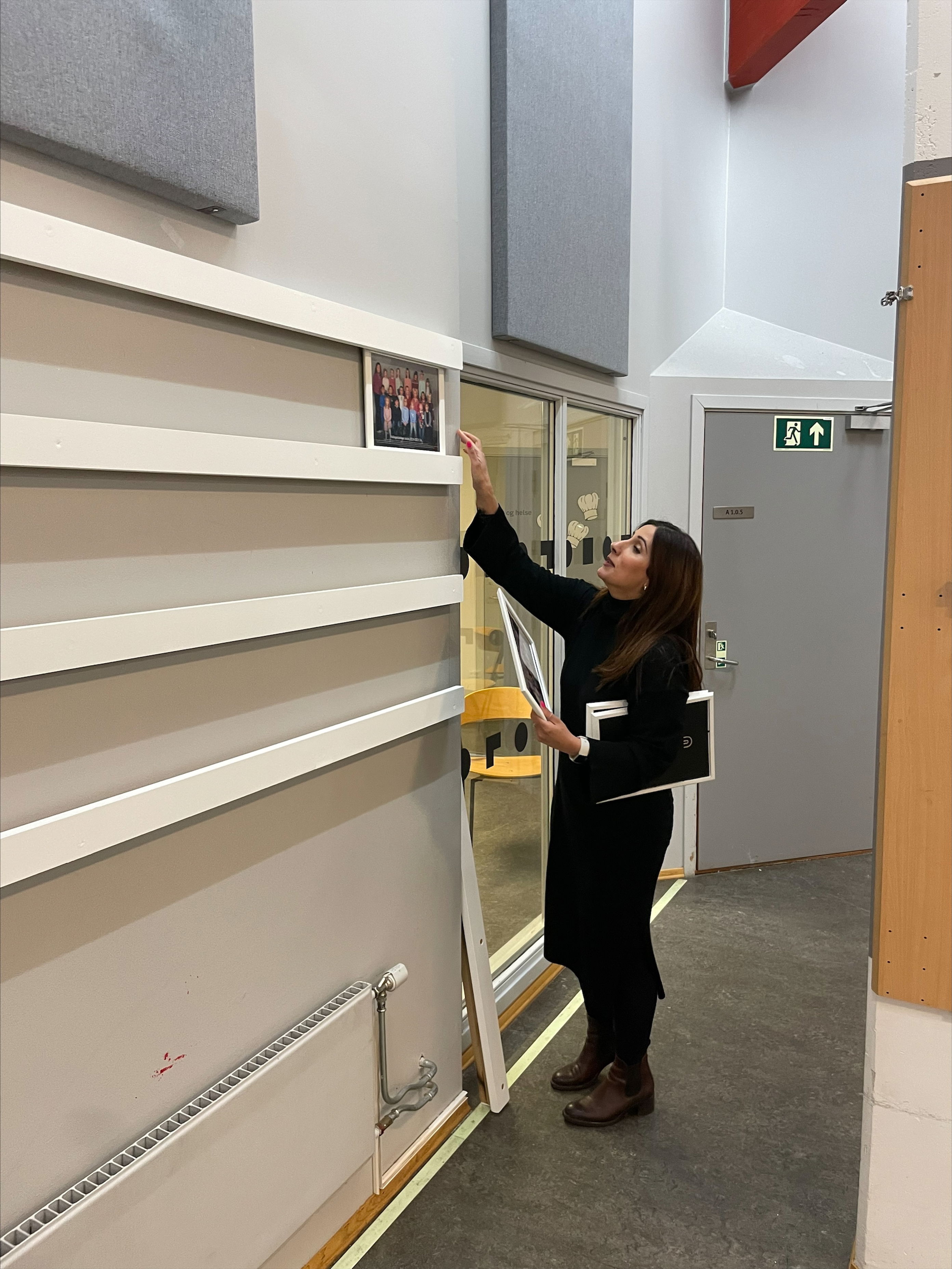 en person som står i en gang