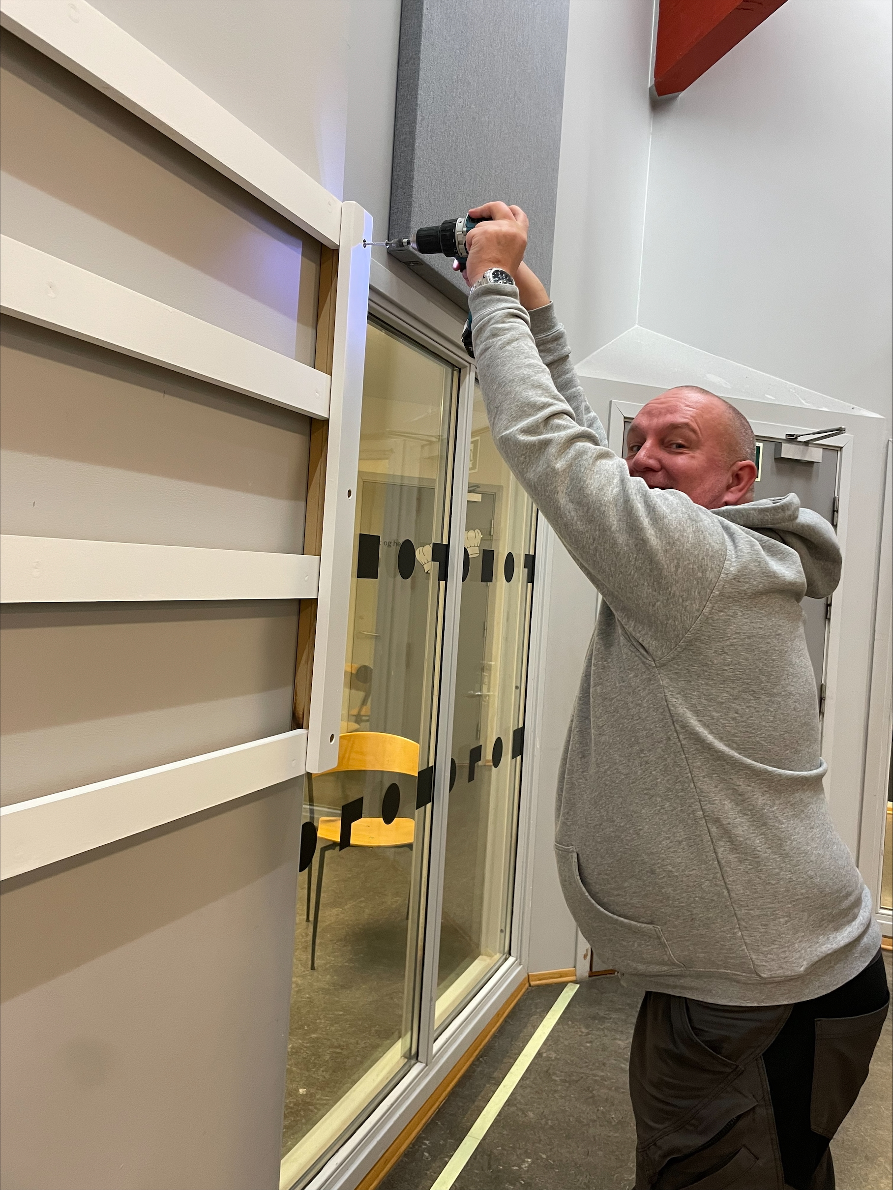 en person som holder en pistol